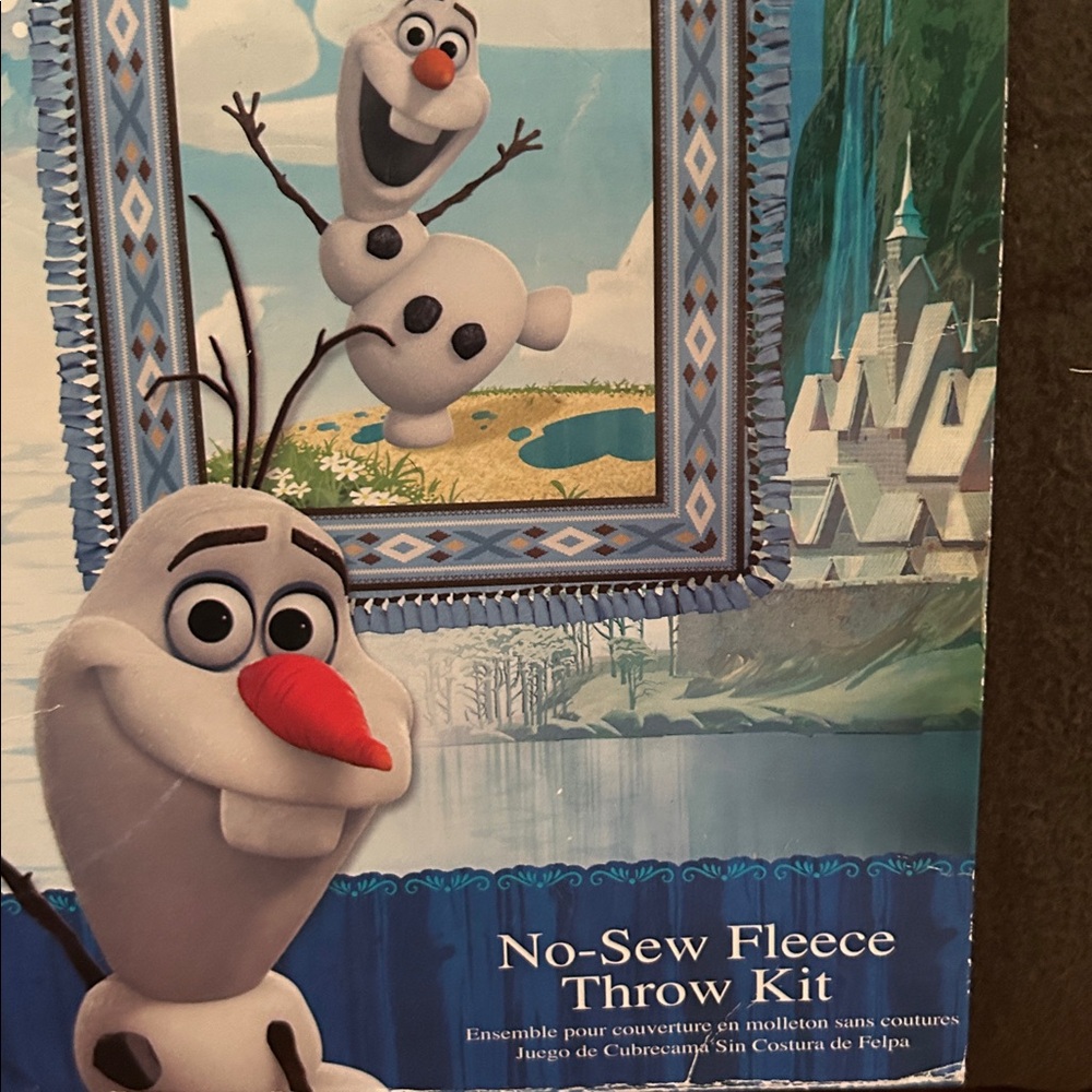 Disney Frozen Olaf Fleece Throw Kit - Picture 2 of 4